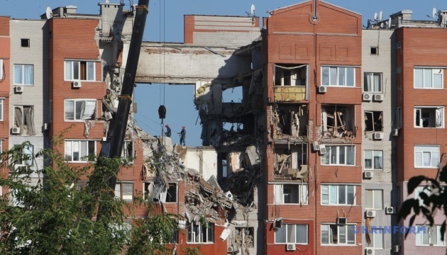 Ракетний удар по Дніпру: тривають рятувальні роботи в пошкодженій багатоповерхівці