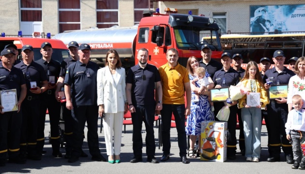 Рятувальники Хмельниччини отримали відзнаки, квартири та спецмашини