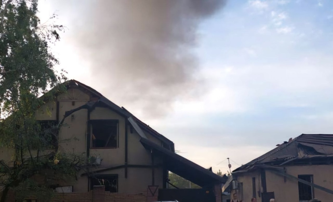 u dnipri ppo zbila dvi raketi cherez padinnja ulamkiv shestero poranenih sered nih nemovlja 367a3af