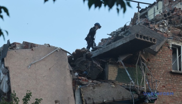 У Харкові розбирають завали п'ятиповерхівки, зруйнованої російським ракетним ударом
