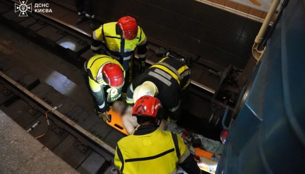 У Києві  дістали чоловіка, який впав під потяг в метро - рух відновили