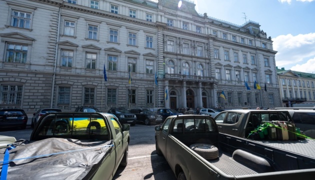 У Львові британці передали українським воїнам 32 позашляховики