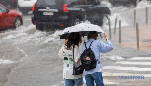 У п’ятницю в Україні переважно дощитиме, вдень до +30°