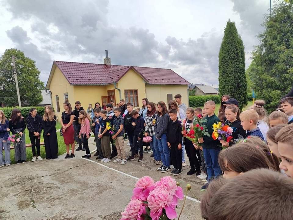 У Сторожинці відкрили меморіальні дошки полеглим захисникам 11 На зображенні може бути: 13 людей