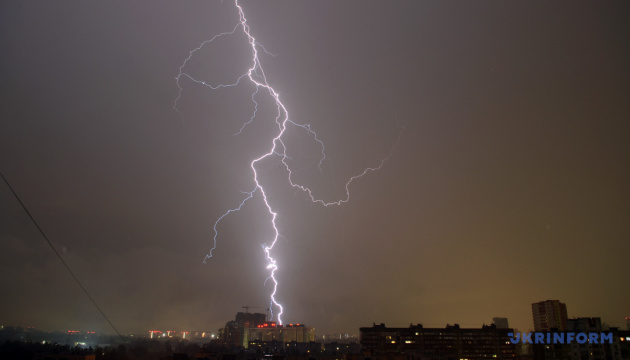 В Україні завтра - грози, подекуди з градом, вдень до +32°