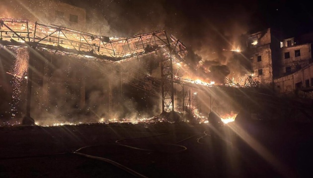 Загарбники ввечері обстріляли Селидове, пошкоджена шахта