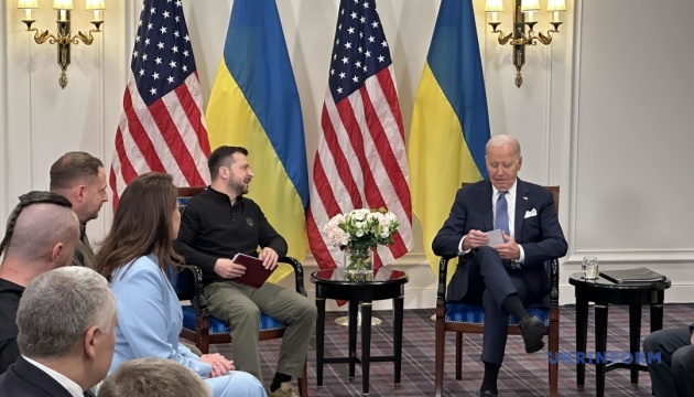 Зеленський - Байдену: Важливо пришвидшити постачання американської зброї