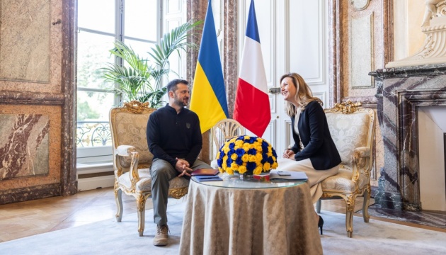 Зеленський обговорив зі спікеркою парламенту Франції підготовку до Саміту миру