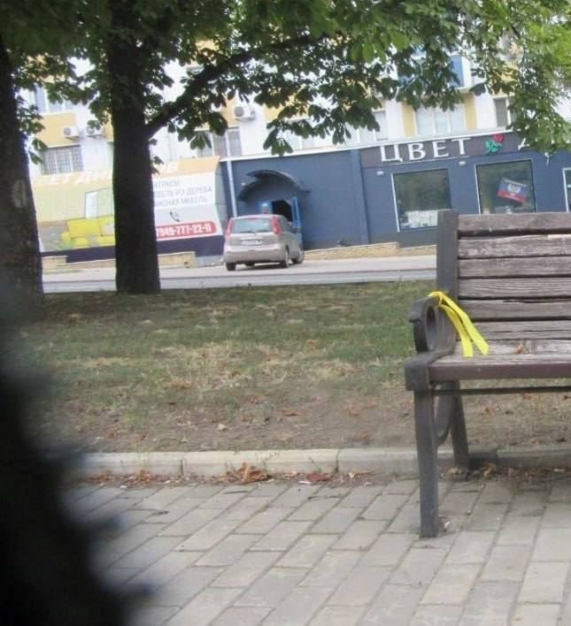 aktivisti sprotivu rozvisili zhovti strichki po vsomu lugansku 39b07f9