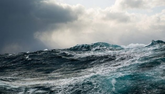 Біля узбережжя Японії врятували дівчину, яка 36 годин провела у відкритому морі