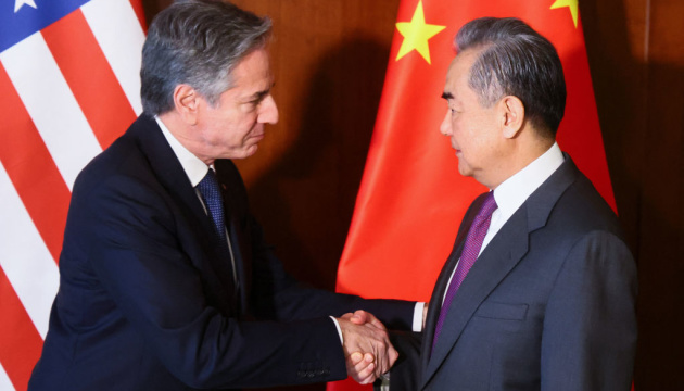 Блінкен попередив Ван Ї про наслідки, якщо Китай не припинить підтримки ВПК Росії