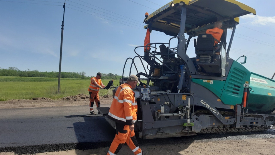 na harkivshhini remontujut 300 kilometriv prifrontovih dorig shhob pokrashhiti logistiku dlja vijskovih c104e2b