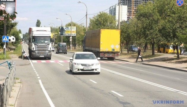 На Київщині через спеку обмежили рух вантажівок