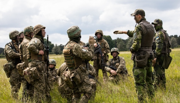 nichni rejdi ta kontaktni boyi u britaniyi ukrayinskih vijskovih trenujut instruktori iz shveciyi 3010fac