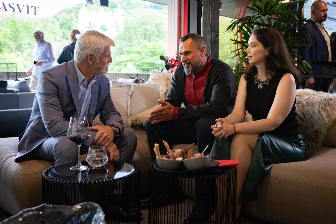 prezident chehiyi zustrivsja z sencovim na kinofestivali v karlovih varah cec8d08