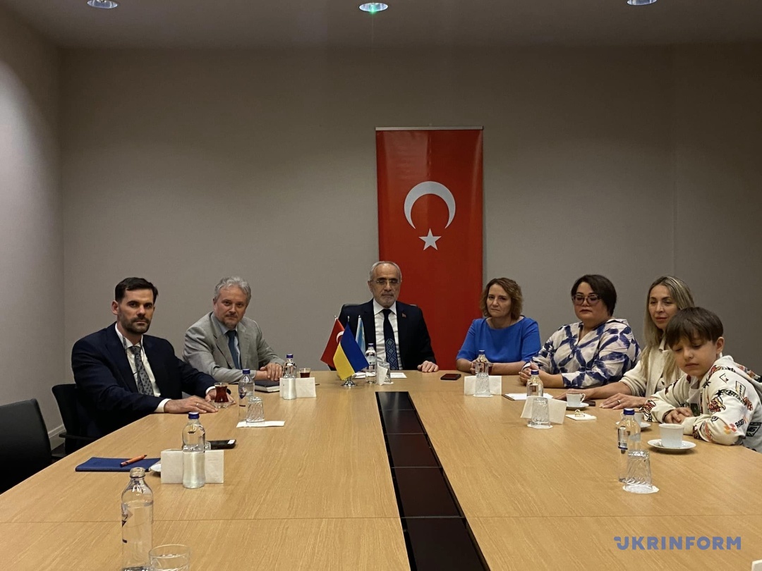 Рідні полонених захисників Маріуполя зустрілися з головним радником президента Туреччини 11 ridni polonenih zahisnikiv mariupolja zustrilisja z golovnim radnikom prezidenta turechchini 435c942