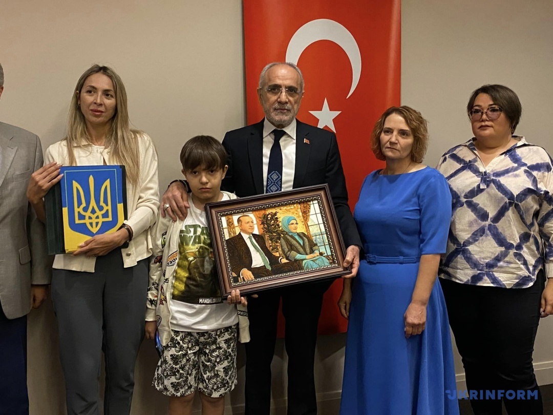 ridni polonenih zahisnikiv mariupolja zustrilisja z golovnim radnikom prezidenta turechchini f051bc9