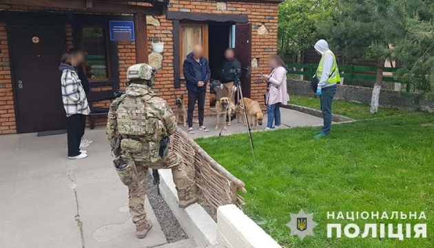 Тримали в неволі 35 осіб: у двох областях  викрили незаконні «центри реабілітації»