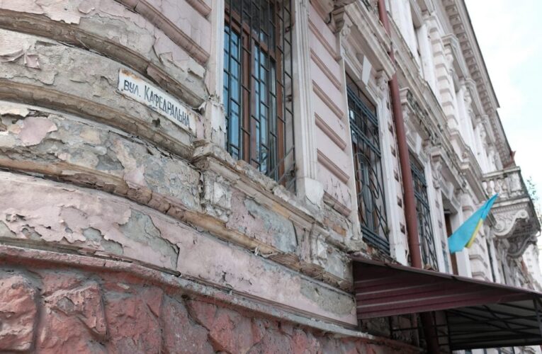 У Чернівцях оголосили тендер на реставрацію фасаду будівлі суду у центрі міста