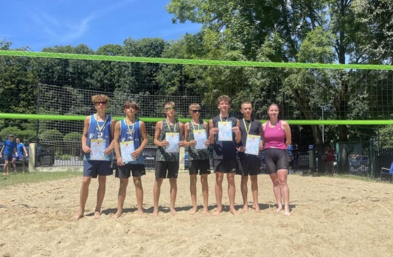 У Чернівцях провели чемпіонат міста з пляжного волейболу серед юнаків