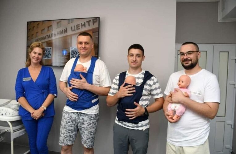 У Чернівецькому обласному перинатальному центрі забезпечують новонароджених слінгами