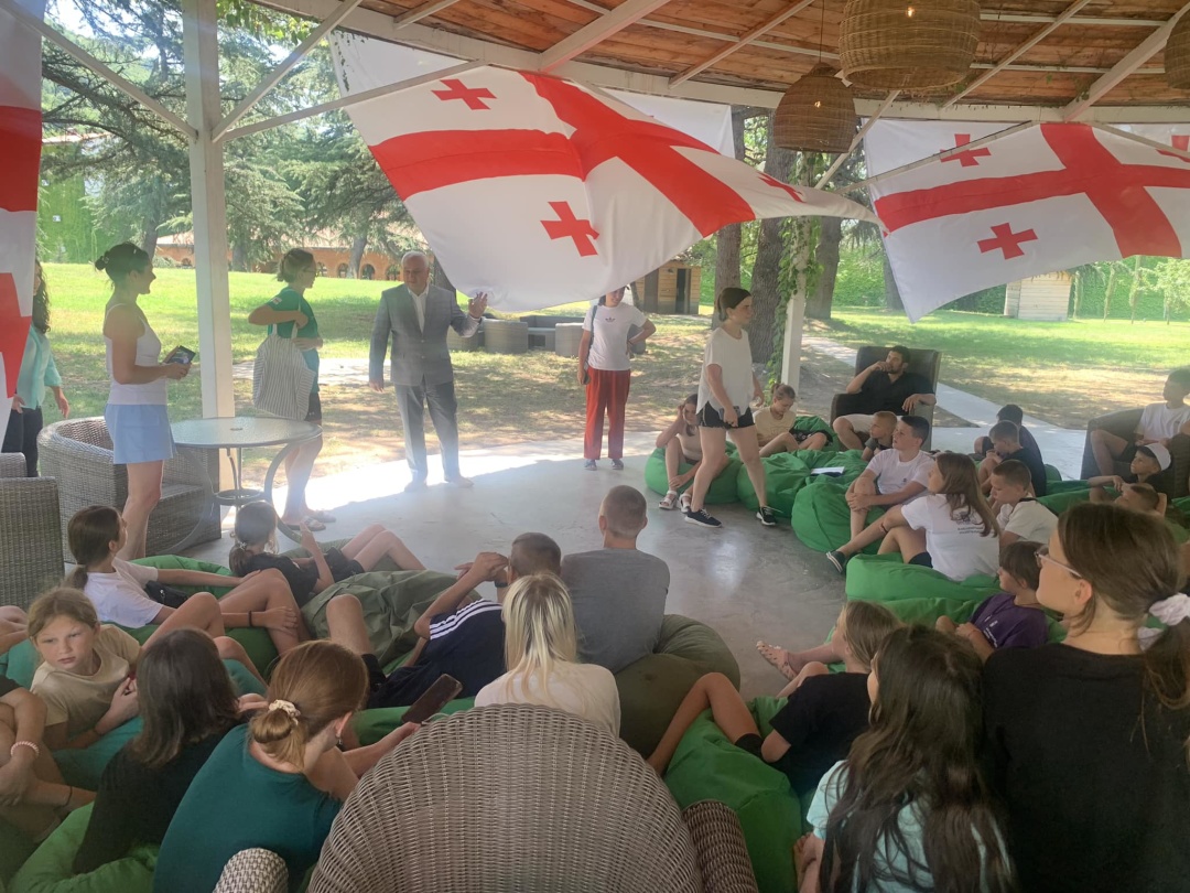 u gruziyi predstavniki posolstva vidvidali ditej zahisnikiv ukrayini 9105b7e