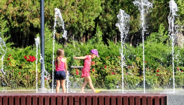 В Україні у неділю спекотно і майже без опадів, вдень до +33°