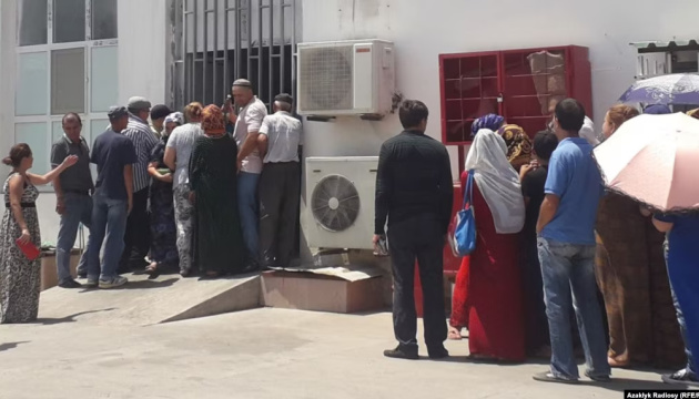 В Узбекистані заборонили масові заходи з роздачею подарунків