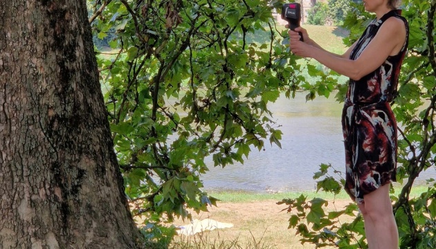 v uzhgorodi ekologi zamirjali teplovizorom temperaturu v tini derev i na sonci 8511789