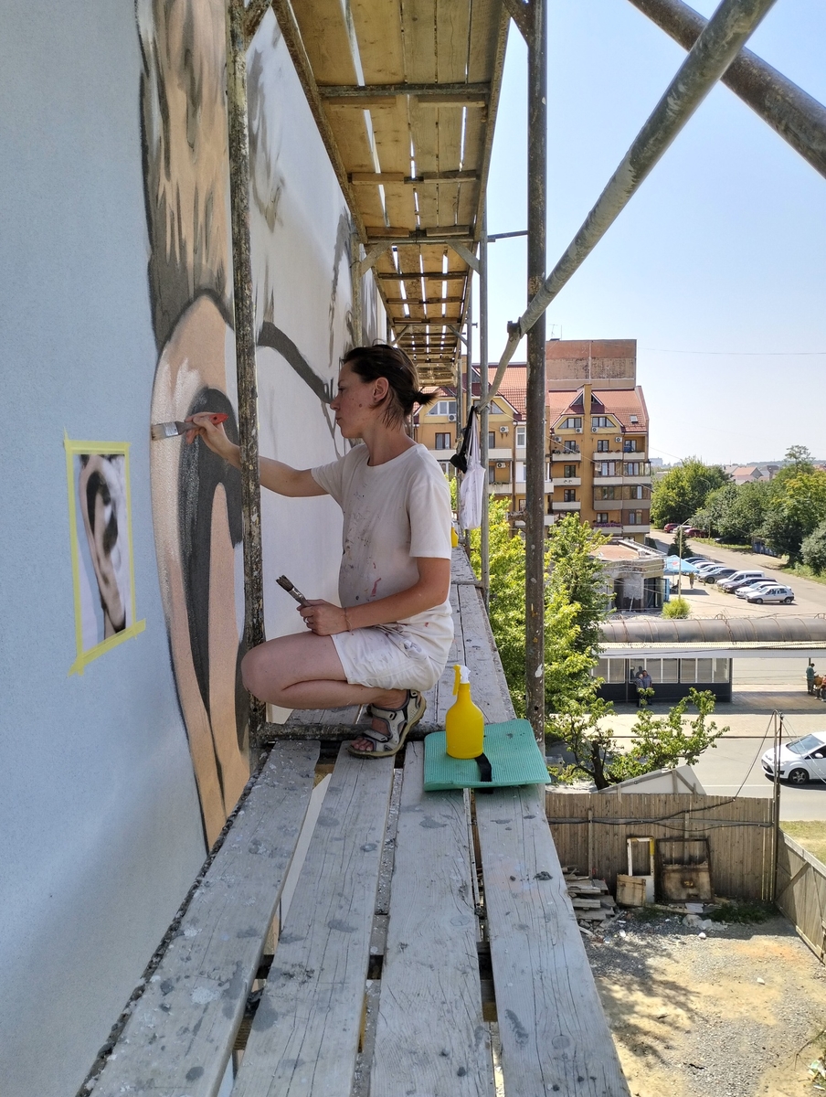 v uzhgorodi hudozhnici z frankivska zobrazili na murali prezidenta karpatskoyi ukrayini 8896479