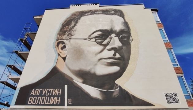 v uzhgorodi hudozhnici z frankivska zobrazili na murali prezidenta karpatskoyi ukrayini fa40ebb