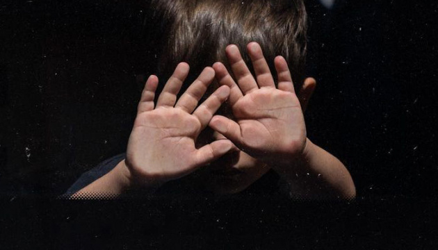 Викрадених з України дітей окупанти вивозять у «дитячі табори», де немає належного догляду