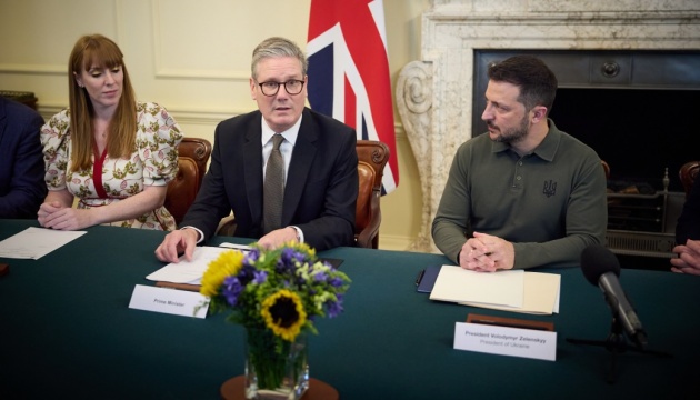Зеленський на засіданні уряду Британії: Ми повинні позбавити Путіна грошей і можливості виробляти зброю