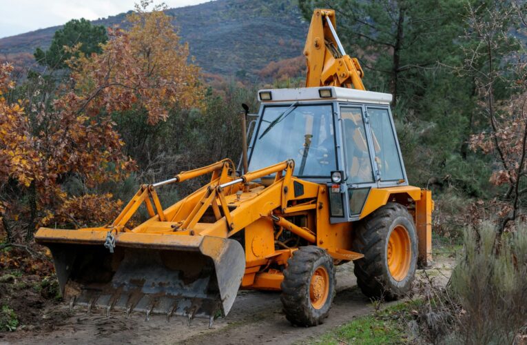 «Iron Women»: в Україні жінок навчатимуть керувати будівельною технікою