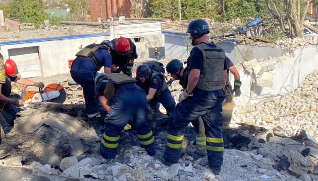 Удар по Кривому Рогу: під завалами адмінбудівлі знайшли тіло ще одного загиблого