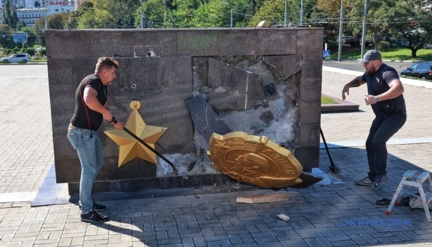 v odesi aktivisti demontuvali barelyef ordena lenina na ploshhi 10 kvitnja c254b2f