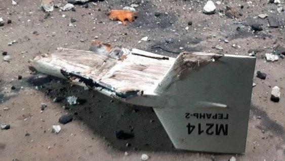 Атака дронів: в одному з районів Києва після падіння уламків зайнялася трава