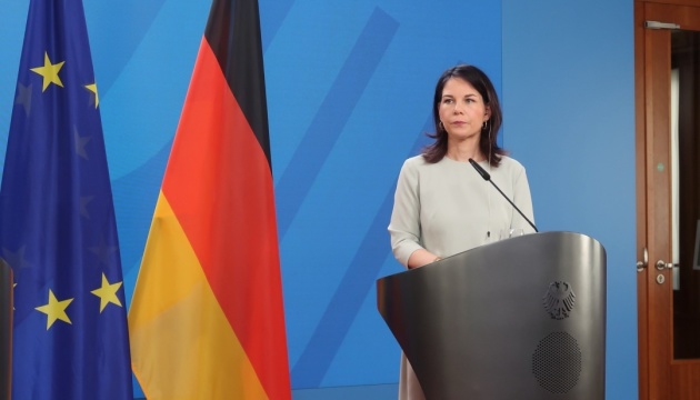 Бербок вважає правильним дозволити Україні бити німецькою зброєю по військових об'єктах у Росії