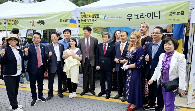 Дипломати та громада представили Україну на культурному фестивалі у Сеулі