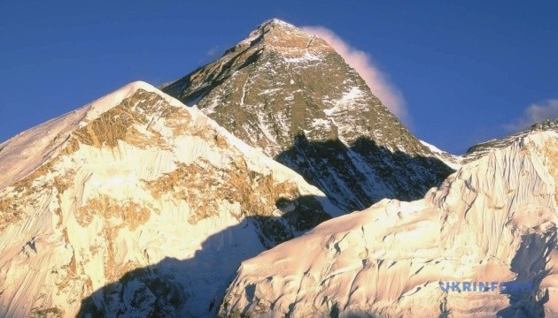 Гора Еверест з року в рік стає ще вищою