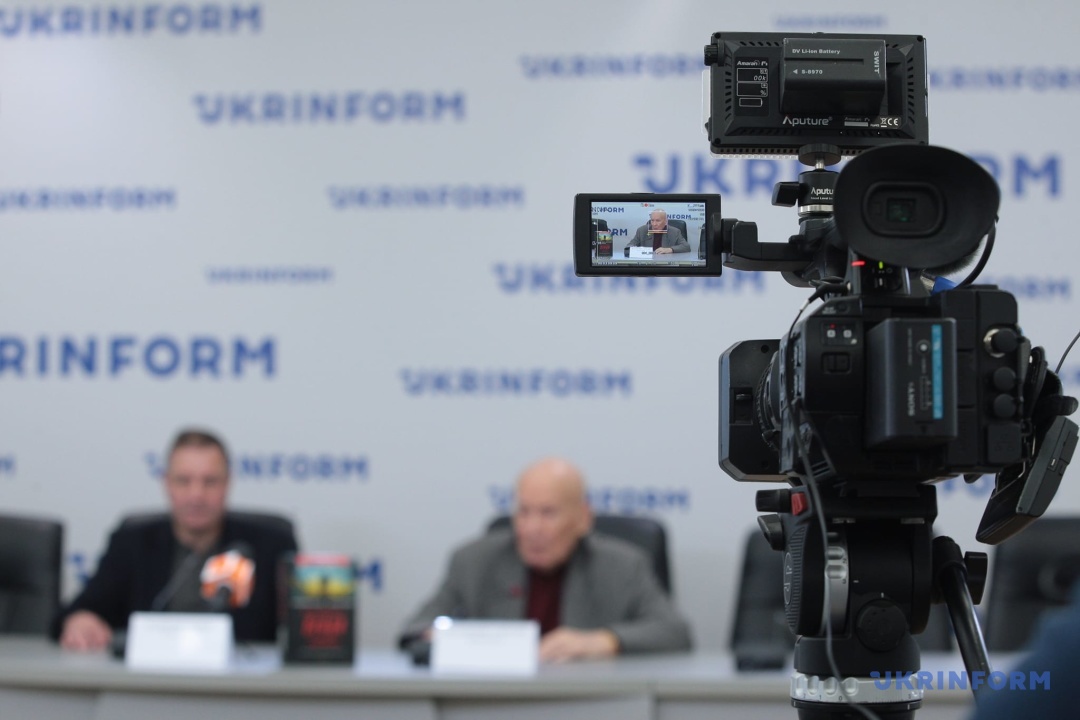 gorbulin i badrak prezentuvali knigu pro rosijsko ukrayinsku vijnu 09f04ec