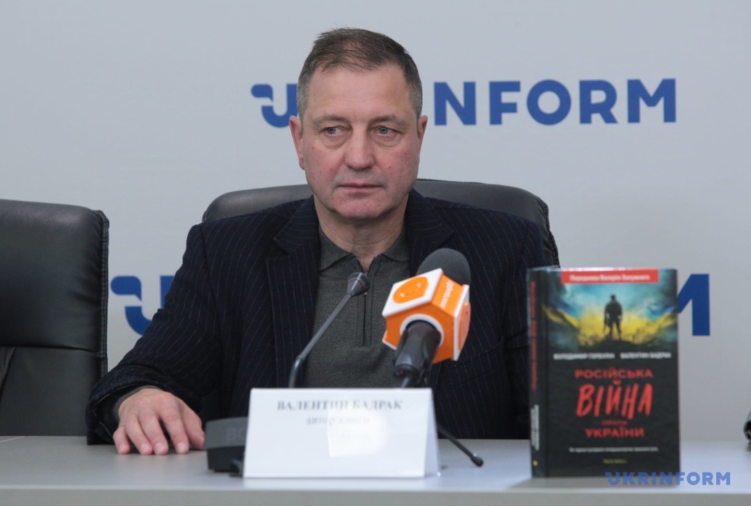 gorbulin i badrak prezentuvali knigu pro rosijsko ukrayinsku vijnu c842435