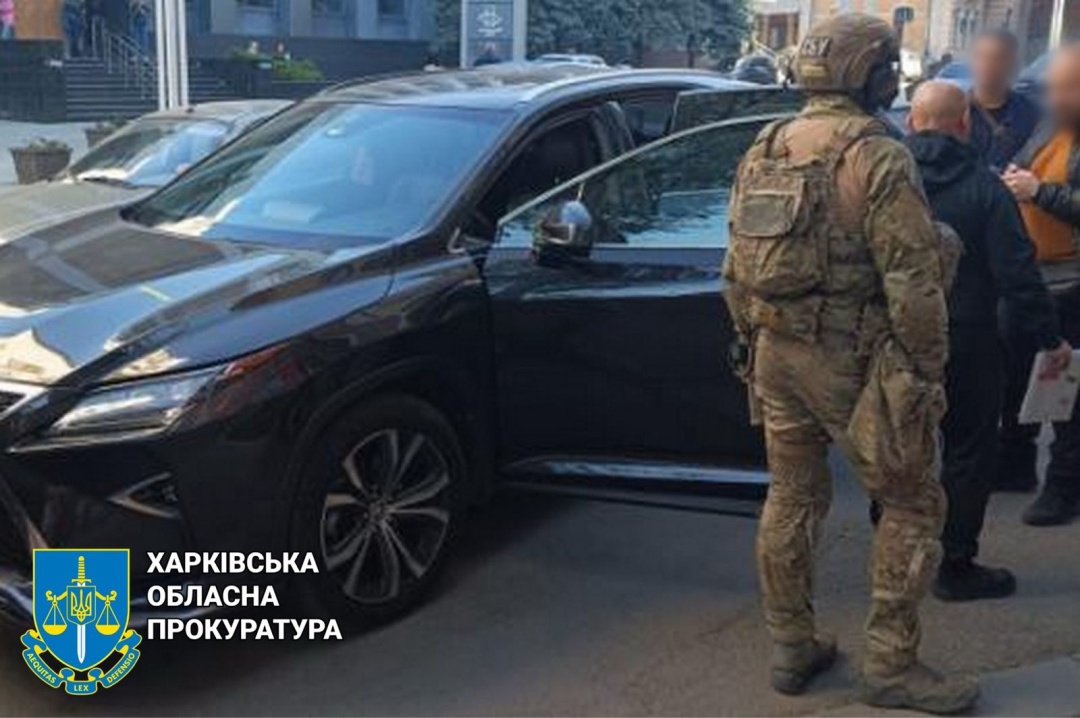 na harkivshhini zatrimali 13 posadovciv jaki za groshi znimali cholovikiv z vijskovogo obliku 2da31ab