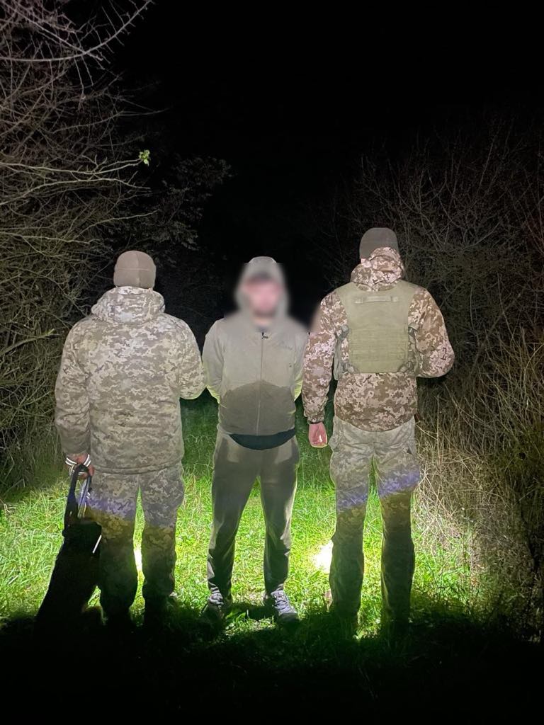 prikordonniki vrjatuvali uhiljanta jakij tikav do ugorshhini ta zastrjag u boloti 04af427