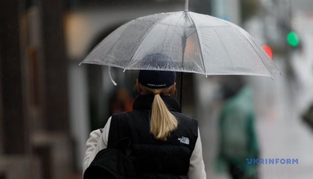 Сьогодні в Україні дощитиме у кількох областях, вдень до +23°