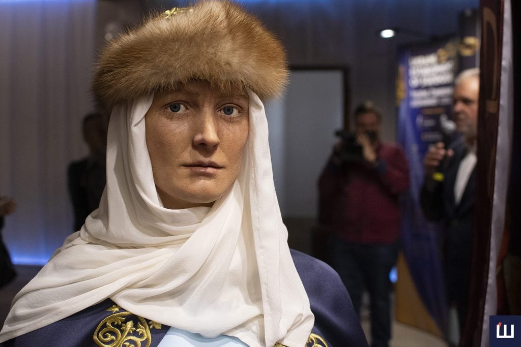 У Чернівцях презентували виставку «Україна. Становлення державності» 11 На фото історична постать