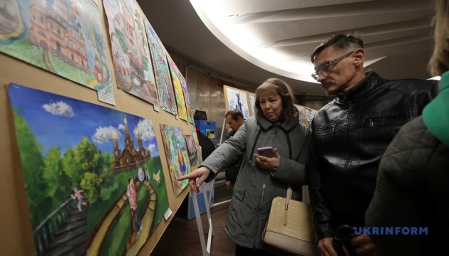 u harkovi do dnja hudozhnika diti stvorili kartinu v metro 26b21d2