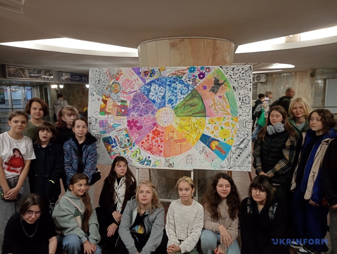 u harkovi do dnja hudozhnika diti stvorili kartinu v metro 2a14fef