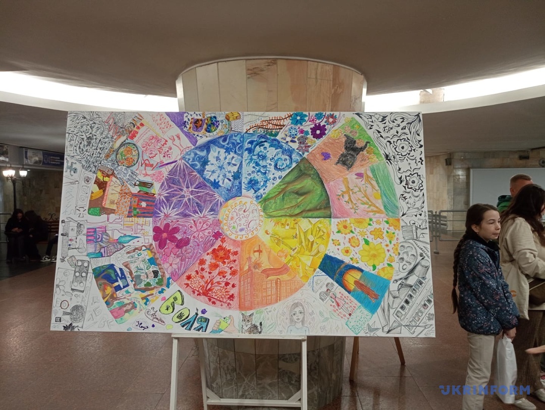 u harkovi do dnja hudozhnika diti stvorili kartinu v metro 5e8f236