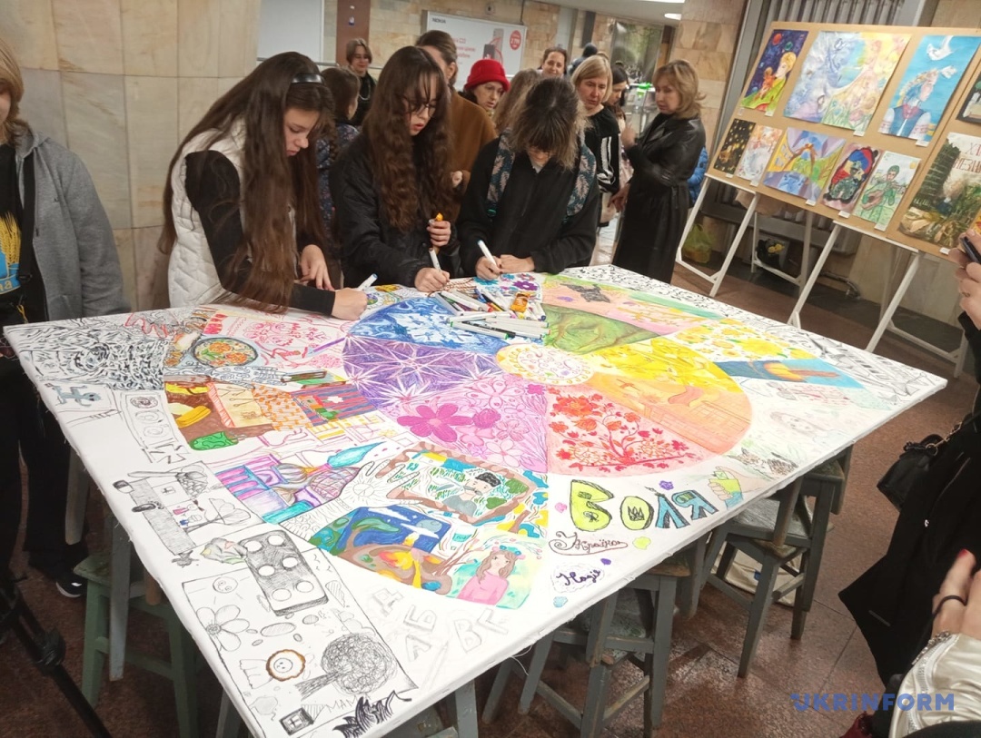 u harkovi do dnja hudozhnika diti stvorili kartinu v metro afb68fc